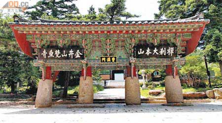 入口的曹溪門是韓國最舊柱門，是國寶之一。