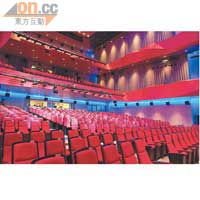 4K影院以三層式設計，配以紅色座位，達大劇院級數！