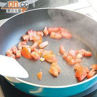 美食格言<br>番茄一定要先去皮去籽，切粒後以慢火去煮，以免番茄太過乾身。