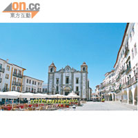 艾禾拿被譽為葡萄牙最美古城，城中不少古老建築保存尚好。