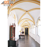 古雅的走廊，令人想像到酒店的前身曾為修道院。