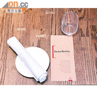 餐廳挑選25個意大利食物的名字印製成墊餐卡紙，別具心思。