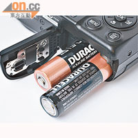 使用2枚AA電池便可拍攝，更換相當方便。