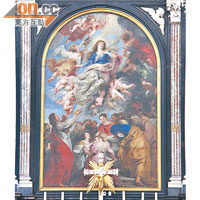 教堂正殿前擺放着的是Rubens所畫的The Assumption of The Virgin。