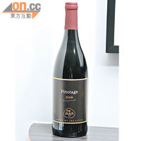 Pinotage 2009 $100（外賣）<br>店內現有自家品牌白酒1款和紅酒4款，這款入口帶莓味和微微辛辣，配搭同樣刺激的Aged Cheese至夾。