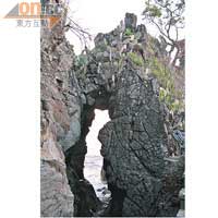 Batu Bolong Temple名字意謂石洞，便是指圖中石洞。