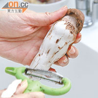 雞樅菌的菌腳附有泥巴，一般難以清洗，故此只可選擇用小刀輕輕削去，並置於水喉下略為沖洗。