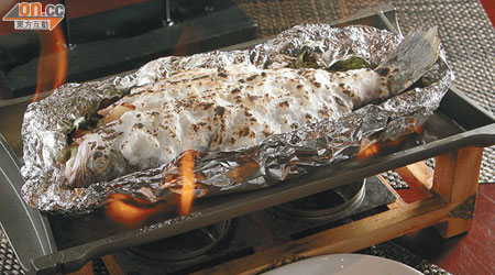 海鹽焗烤魚　$228<br>約2斤重的盲鰽，用南薑、香茅和金不換等醃半小時，加鹽包錫紙燒約20分鐘，上桌時再加酒點火，令魚肉更鮮嫩。