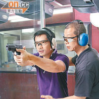 槍械導師楊Sir（右）建議學員先學懂基本動作，才因應個人風格調整手勢。