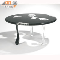 3 Drops Table（2008）<BR>Mattia Bonetti的作品，結合了木漆及拋光阿加力膠，營造出「固態」與「液態」互相配搭的狀態。