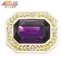 紫水晶胸針八角長方形設計，中央鑲嵌一顆梯形切割的紫水晶，是1908-1917年聖彼得堡創製的。