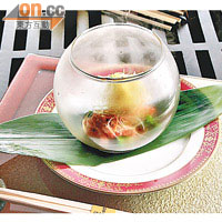 櫻花木熏煙三文魚集視覺、嗅覺與味覺享受於一個玻璃球內。