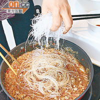粉絲只能最多浸5分鐘，利用筷子逐次加入炒勻，可達到更均勻的效果。