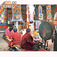到訪時，多位僧人正在殿內誦經和吹奏佛樂。