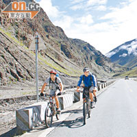 沿途不時會看到一步一步踏往珠峰的單車客。