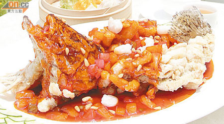 原條松鼠魚 $188<BR>最近用上內地當造的黃魚，先慢炸再大火炸，確保魚外脆但肉質依然鮮甜，是考刀功的菜式。再配自熬糖醋茄汁，大小朋友都必愛。