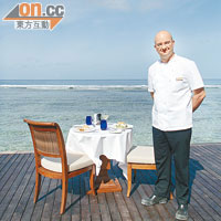 曾於多家米芝蓮餐廳工作的行政總廚Dave，指無敵海景跟他炮製的海鮮盛宴最啱Key。