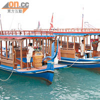 乘坐馬爾代夫傳統的Dhoni木船出海，別有一番體驗。
