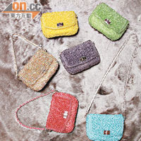 色彩如糖果般繽紛的小方形袋設計夠的骰，每個小手袋都備有兩條長、短不一的手挽鏈供替換。（各$1,995）