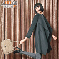 黑色double cashmere coat$14,800、灰色top、pants 全未定價、Ankle boots $5,995、Wirebag $4,995