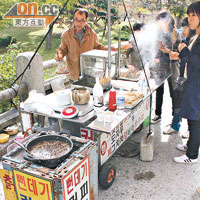 離開佛國寺的山路，有不少攤檔，其中以售賣長魚片的大叔最受歡迎。W700/串（約HK$5）。