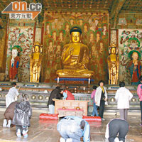 在大雄殿內供奉着的金銅阿彌陀如來坐像，已愈千年歷史。
