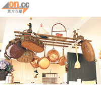 廚房前吊着銅製廚具，常見於英式家庭，既有裝飾之效，也方便使用。