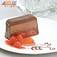 Chocolate Cake  未定價<BR>以40度的黑朱古力做成，分有海綿蛋糕、慕絲和果肉滿滿的紅莓啫喱，多重Layers口感很豐富！