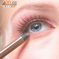 選擇較柔和的咖啡色作眼線，可以另於眼頭位置點上白色眼線。
