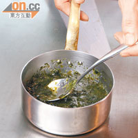 烹煮木魚花時避免時間太長或火太大，否則湯汁可能會變得澀口。