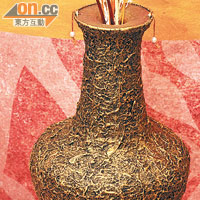 浮雕漆花瓶燈籠<br>以枯乾穗枝裝飾表層，髹上浮雕漆，能懸掛又能擺放，既是燈籠又是「雕塑」。