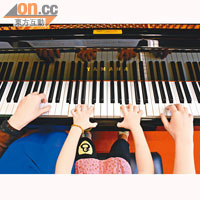 鋼琴演奏樂趣無窮，陶冶性情之餘，亦可與其他演奏者溝通並建立默契。