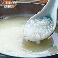 老街豆湯飯 $48<br>四川傳統的家鄉菜，將黃豆加米粒煲成湯飯般，豆香味濃，但入口帶點清甜，據講熱天吃有消暑之效。