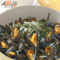 White Wine Steamed Mussels with Homemade French Fries （時價 ，約$388/kg）：法國青口出名又甜又嫩口，用白酒去煮是家家戶戶的家常料理，伴上自製的粗身法式薯條，必試。