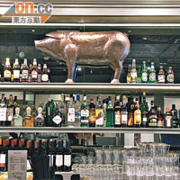 面對門口的酒吧區，酒櫃有大大隻豬雕像坐鎮，餐廳主題不言而喻。
