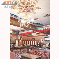 餐廳的裝潢和布置，充滿濃厚的藏族色彩。