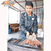 散發濃郁孜然粉香味的犛牛肉串燒，每串只須￥2（約HK$2.5）。