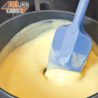 粟米澱粉成分多，煮醬時需不斷攪拌以免變燶。