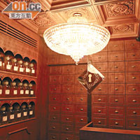 以三面古老大藥櫃作門口，配上頭頂的大吊燈，古典氣氛甚濃。