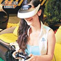 大家可以入場試吓笠住3D頭戴式顯示器HMZ-T2打3D PS3遊戲。售價：$6,980