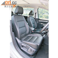 前排多幅式電動調控座椅設計，舒適度高。