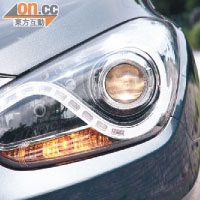 線條銳利的頭燈編排，LED日間行車燈亦經特別設計，令車首造型更醒目。