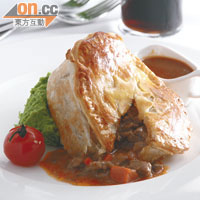 Steak & Guinness Pie with Green Pea Mash　$130（b）