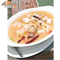 看似平平無奇的酸辣湯，其實是清澈版冬蔭功，辣度有過之而無不及，100 Baht（約HK$25）。