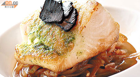 黑蒜焗銀鱈魚 $238（需2天前預訂）（b）<br>銀鱈魚先煎香，加入黑蒜及木魚水用慢煮方法至入味，以黑蒜的味道突出魚鮮味。