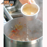 煮意大利米時，蜆湯要以細火熱住保持溫度，倒入米粒時不會令兩者溫度的差距太大。