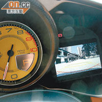 錶板右方屏幕可與倒車鏡頭連線，讓駕駛者輕鬆得知後方情況。