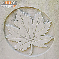 軍徽知多啲：軍人墳場共有1,578個墓碑，刻上各式各樣軍徽，只要細心觀察，不難猜到已故軍人的國籍及身份。<BR>加拿大裝甲部隊，以楓葉為標誌。