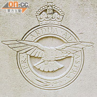 英國皇家空軍，以展翅的飛鷹為標誌。