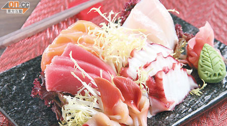 刺身拼盤（自助晚餐菜式）<br>自助晚餐供應至少6款刺身，選擇包括三文魚、魷魚、吞拿魚等，最受歡迎的款式都有齊。
